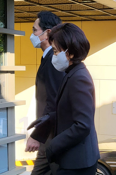 이재용 삼성전자 회장과 홍라희 전 리움미술관장이 6일 중구 필동 CJ인재원에 마련된 손복남 CJ그룹 고문의 빈소를 찾아 조문했다. 2022.11.6  연합뉴스