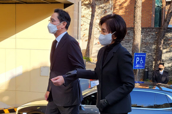 이재용 삼성전자 회장과 홍라희 전 리움미술관장이 6일 중구 필동 CJ인재원에 마련된 손복남 CJ그룹 고문의 빈소를 찾아 조문했다. 2022.11.6  연합뉴스