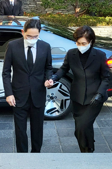 이재용 삼성전자 회장과 홍라희 전 리움미술관장이 6일 중구 필동 CJ인재원에 마련된 손복남 CJ그룹 고문의 빈소를 찾아 조문했다. 2022.11.6  연합뉴스