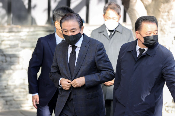 홍석현 중앙홀딩스 회장이 6일 오전 서울 중구 CJ인재원에 마련된 CJ그룹 이재현 회장 모친 손복남 그룹 고문의 빈소를 방문하고 있다. 2022.11.6  연합뉴스