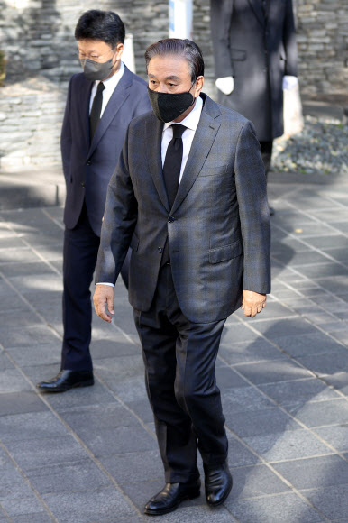 홍석현 중앙홀딩스 회장이 6일 오전 서울 중구 CJ인재원에 마련된 CJ그룹 이재현 회장 모친 손복남 그룹 고문의 빈소를 방문하고 있다. 2022.11.6  연합뉴스