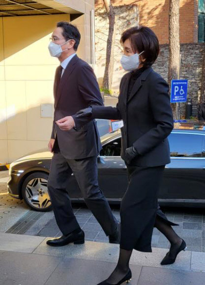 이재용 삼성전자 회장과 홍라희 전 리움미술관장이 6일 중구 필동 CJ인재원에 마련된 손복남 CJ그룹 고문의 빈소를 찾아 조문했다. 2022.11.6  연합뉴스