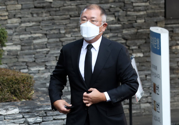 정의선 현대자동차그룹 회장이 6일 오후 서울 중구 CJ인재원에 마련된 이재현 CJ그룹 회장의 모친 고 손복남 CJ 고문의 빈소에 도착하고 있다. 2022.11.06. 20 뉴시스