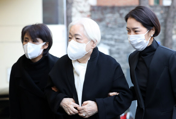 고 이병철 삼성 창업주의 3녀인 이순희 여사가 6일 오후 서울 중구 CJ인재원에 마련된 이재현 CJ그룹 회장의 모친 고 손복남 CJ 고문의 빈소에 도착하고 있다. 2022.11.06. 20 뉴시스