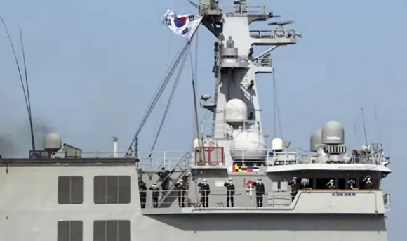 한국 ‘소양함’ 장병들이 일본 해상자위대 창설 70주년을 기념해 6일 가나가와현 사가미만에서 열린 국제관함식에서 주최국 함정을 향해 ‘대함(對艦) 경례’를 하고 있다. 일본 해상자위대 유튜브