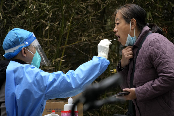 6일 중국 베이징의 한 코로나19 핵산 검사소에서 주민이 구강검사를 받고 있다. 베이징 AP 연합뉴스