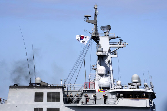일본 해상자위대 주최로 6일 가나가와현 사가미만에서 열린 국제관함식에서 한국 해군 장병들이 거수경례하고 있다. 한국 해군은 이번 관함식에 최신예 군수지원함 ‘소양함’(1만1천t급)을 보냈다. 2022.11.6  도쿄 교도 연합뉴스