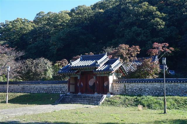 권응수 장군의 고향인 경북 영천군 신녕면 화남리에 세워진 경충사(景忠祠)의 정문. 장군의 충절을 기리는 사당이다. 서동철 논설위원