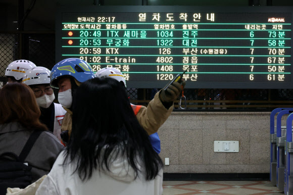 서울 영등포역 부근에서 무궁화호 열차 탈선 사고가 발생한 6일 밤 서울 영등포역을 지나는 열차의 운행이 중단돼 있다. 2022.11.06 연합뉴스