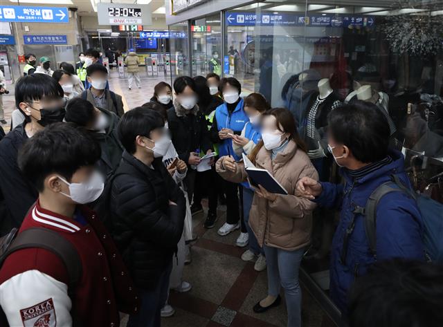 서울 영등포역 부근에서 무궁화호 열차 탈선 사고가 발생한 6일 밤 서울 영등포역에서 관계자들이 탈선 열차 승객들에게 교통편에 대해 설명하고 있다. 한국철도공사(코레일)에 따르면 오후 8시 15분 용산발 익산행 열차가 영등포역으로 진입하던 중 선로를 이탈했다. 2022. 11. 6. 뉴스1