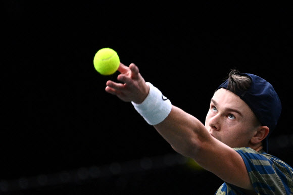 홀게르 루네가 7일 ATP 투어 파리마스터스 결승에서 노바크 조코비치를 상대로 서비스를 넣기 위해 공을 토스하고 있다. [AFP 연합뉴스]