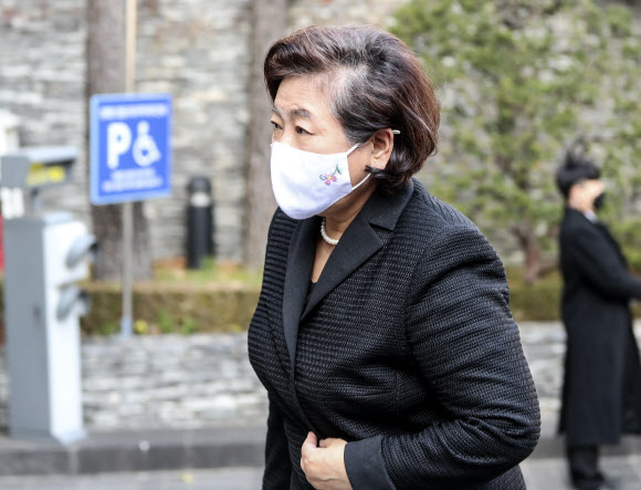 현정은 현대그룹 회장이 7일 오후 서울 중구 CJ인재원에 마련된 이재현 CJ그룹 회장의 모친 고 손복남 CJ 고문의 빈소에 도착하고 있다. 2022.11.07.  뉴시스