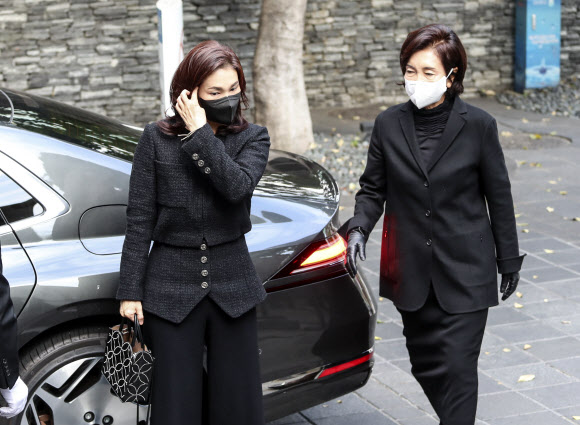 이서현(왼쪽) 삼성복지재단 이사장과 홍라희(오른쪽) 전 삼성미술관 리움관장이 7일 오후 서울 중구 CJ인재원에 마련된 이재현 CJ그룹 회장의 모친 고 손복남 CJ 고문의 빈소에 도착하고 있다. 2022.11.07.  뉴시스
