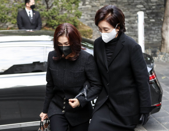 이서현(왼쪽) 삼성복지재단 이사장과 홍라희(오른쪽) 전 삼성미술관 리움관장이 7일 오후 서울 중구 CJ인재원에 마련된 이재현 CJ그룹 회장의 모친 고 손복남 CJ 고문의 빈소에 도착하고 있다. 2022.11.07.  뉴시스