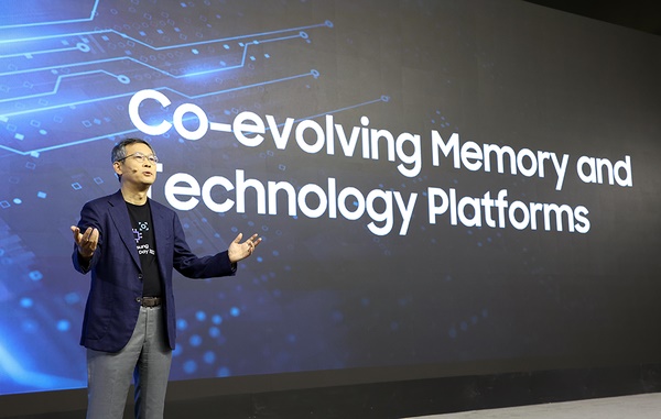 지난달 5일 미국 실리콘밸리에서 열린 ‘삼성 테크 데이 2022’에서 삼성전자의 메모리 반도체 사업 비전을 제시하고 있는 이정배 메모리사업부장(사장). 삼성전자 제공 