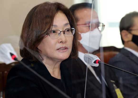 7일 오후 국회에서 열린 행정안전위원회에서 박희영 용산구청장이 의원들의 질의에 답변하고 있다. 2022.11.7  연합뉴스