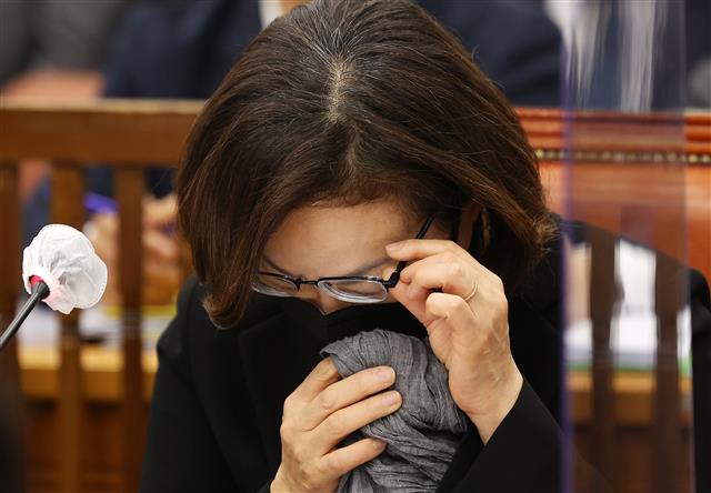 박희영 용산구청장이 7일 서울 여의도 국회에서 열린 행정안전위원회 제8차 전체회의에서 눈가를 닦고 있다. 이날 회의에는 이상민 행정안전부 장관, 윤희근 경찰청장, 남화영 소방청장 직무대리, 오세훈 서울시장, 김광호 서울경찰청장, 박희영 용산구청장이 참석했다. 2022.11.7 뉴스1