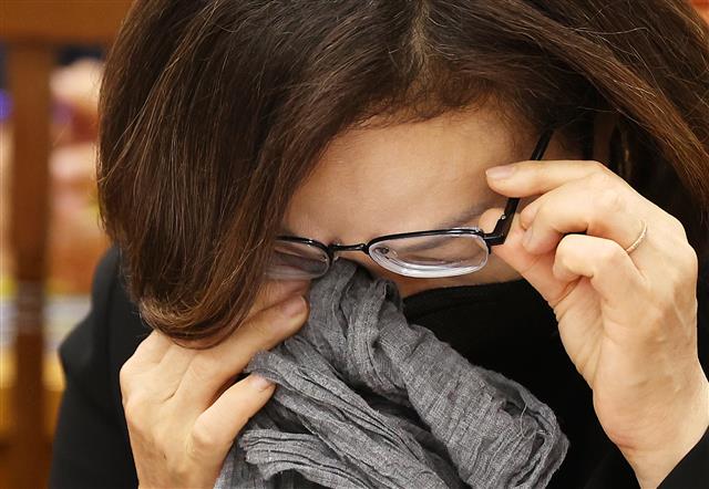 박희영 용산구청장이 7일 서울 여의도 국회에서 열린 행정안전위원회 제8차 전체회의에서 눈가를 닦고 있다. 이날 회의에는 이상민 행정안전부 장관, 윤희근 경찰청장, 남화영 소방청장 직무대리, 오세훈 서울시장, 김광호 서울경찰청장, 박희영 용산구청장이 참석했다. 2022.11.7 뉴스1