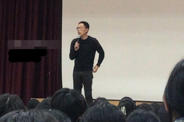 김제동은 최근 전라남도의 한 고등학교에서 강연을 진행한 것으로 알려졌다. 인스타그램 캡처