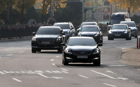서초동 사저에서 한남동 대통령 관저로 이사를 마친 윤석열 대통령이 8일 오전 서울 용산구 한남동 관저에서 차량을 이용, 이동하고 있다. 2022.11.8  연합뉴스