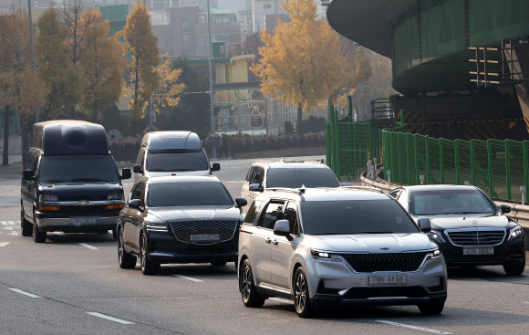 서초동 사저에서 한남동 대통령 관저로 이사를 마친 윤석열 대통령이 8일 오전 서울 용산구 한남동 관저에서 차량을 이용, 이동하고 있다. 2022.11.8  연합뉴스