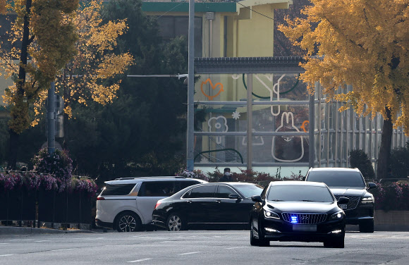서초동 사저에서 한남동 대통령 관저로 이사를 마친 윤석열 대통령이 8일 오전 서울 용산구 한남동 관저에서 차량을 이용해 출근하고 있다. 2022.11.8  연합뉴스