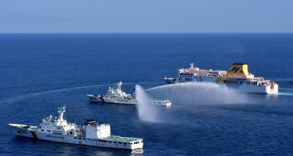 8일 제주도 북방 해상에서 제주지방해양경찰청 주관으로 여객선 화재 상황을 가정한 수난대비 훈련이 진행되고 있다. 2022.11.8  연합뉴스