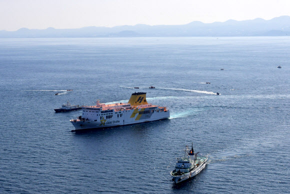 8일 제주도 북방 해상에서 제주지방해양경찰청 주관으로 여객선 화재 상황을 가정한 수난대비 훈련이 진행되고 있다. 2022.11.8  연합뉴스