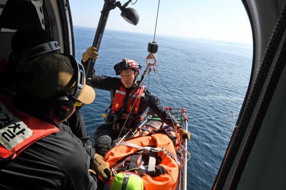 8일 제주도 북방 해상에서 제주지방해양경찰청 주관으로 여객선 화재 상황을 가정한 수난대비 훈련이 진행되고 있다. 2022.11.8  연합뉴스
