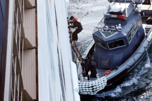 8일 제주도 북방 해상에서 제주지방해양경찰청 주관으로 여객선 화재 상황을 가정한 수난대비 훈련이 진행되고 있다. 2022.11.8  연합뉴스