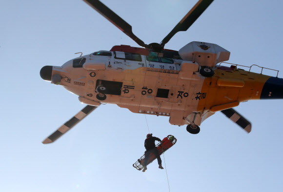 8일 제주도 북방 해상에서 제주지방해양경찰청 주관으로 여객선 화재 상황을 가정한 수난대비 훈련이 진행되고 있다. 2022.11.8  연합뉴스