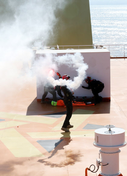 8일 제주도 북방 해상에서 제주지방해양경찰청 주관으로 여객선 화재 상황을 가정한 수난대비 훈련이 진행되고 있다. 2022.11.8  연합뉴스