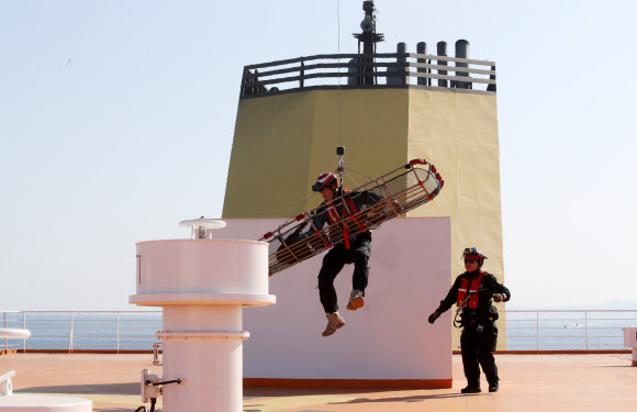 8일 제주도 북방 해상에서 제주지방해양경찰청 주관으로 여객선 화재 상황을 가정한 수난대비 훈련이 진행되고 있다. 2022.11.8  연합뉴스