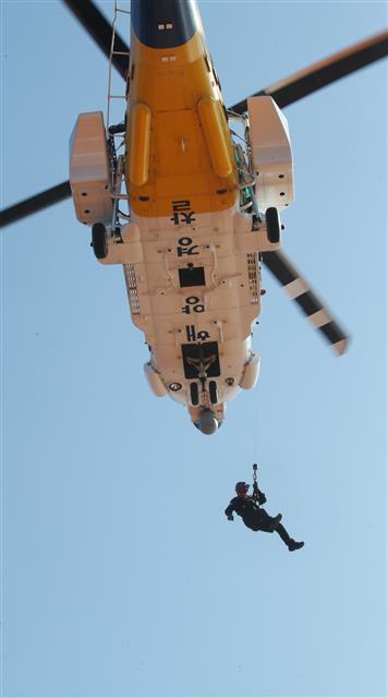 제주 해경이 8일 오전 제주항 북쪽 해상에서 대형 여객선 화재 상황을 가정한 수난대비 훈련을 진행하고 있다. 2022.11.8 뉴스1