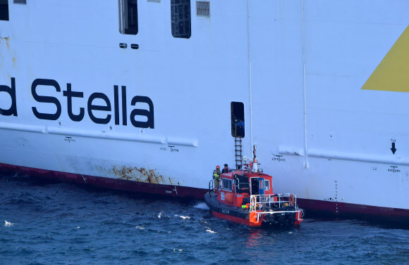 8일 제주도 북방 해상에서 제주지방해양경찰청 주관으로 여객선 화재 상황을 가정한 수난대비 훈련이 진행되고 있다. 2022.11.08.  뉴시스