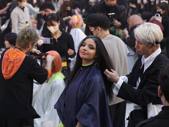 8일 서울 서초구 aT센터에서 열린 밀본 DA 인스파이어 라이브 코리아에서 헤어 디자이너들이 실력을 뽐내고 있다. DA 인스파이어 라이브는 국내 헤어 디자이너들과 모델들이 관객들 앞에서 실시간으로 헤어 디자인을 경연하는 대회다. 2022.11.8 뉴스1