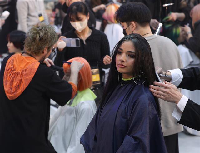 8일 서울 서초구 aT센터에서 열린 밀본 DA 인스파이어 라이브 코리아에서 헤어 디자이너들이 실력을 뽐내고 있다. DA 인스파이어 라이브는 국내 헤어 디자이너들과 모델들이 관객들 앞에서 실시간으로 헤어 디자인을 경연하는 대회다. 2022.11.8 뉴스1