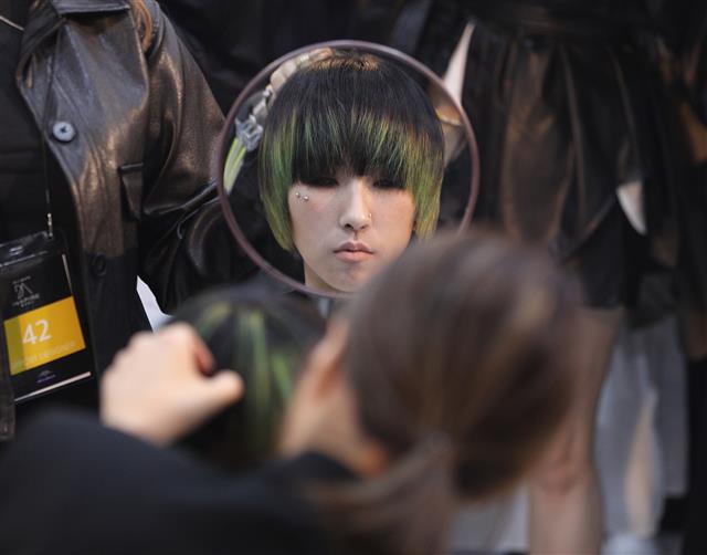 8일 서울 서초구 aT센터에서 열린 밀본 DA 인스파이어 라이브 코리아에서 헤어 디자이너들이 실력을 뽐내고 있다. DA 인스파이어 라이브는 국내 헤어 디자이너들과 모델들이 관객들 앞에서 실시간으로 헤어 디자인을 경연하는 대회다. 2022.11.8 뉴스1