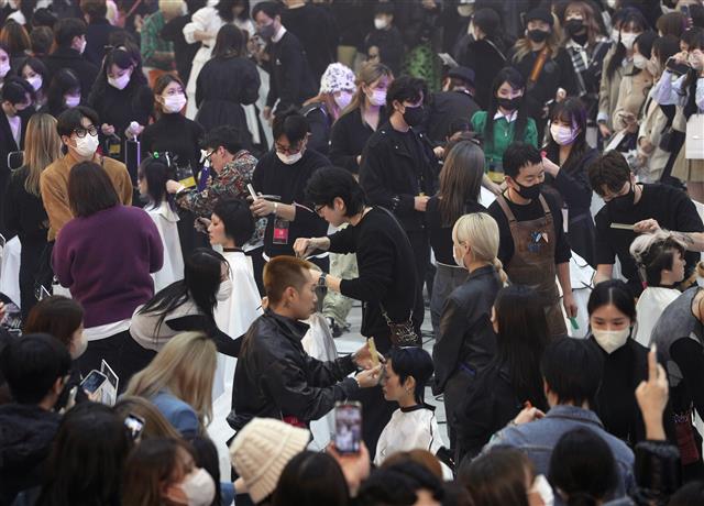 8일 서울 서초구 aT센터에서 열린 밀본 DA 인스파이어 라이브 코리아에서 헤어 디자이너들이 실력을 뽐내고 있다. DA 인스파이어 라이브는 국내 헤어 디자이너들과 모델들이 관객들 앞에서 실시간으로 헤어 디자인을 경연하는 대회다. 2022.11.8 뉴스1