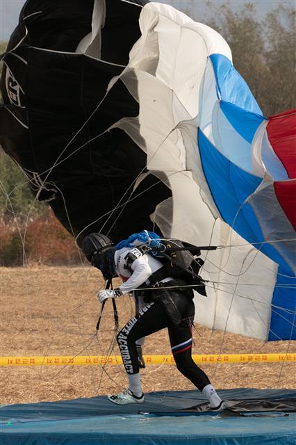 8일 경기 하남시 특전사 고공강하 훈련장에서 열린 특수전사령관배 고공강하 경연대회에 참가한 특수전사령부 대원이 착륙지점을 향해 정밀강하 하고 있다.  정밀강하는 4000피트 상공에서 낙하해 지름 2cm중앙지점에서 1cm 멀어질때마다 1점씩 감점되는 방식으로 점수를 측정하는 대회다. 2022.11.8 뉴스1