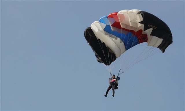 8일 경기 하남시 특전사 고공강하 훈련장에서 열린 특수전사령관배 고공강하 경연대회에 참가한 특수전사령부 대원이 착륙지점을 향해 정밀강하 하고 있다.  정밀강하는 4000피트 상공에서 낙하해 지름 2cm중앙지점에서 1cm 멀어질때마다 1점씩 감점되는 방식으로 점수를 측정하는 대회다. 2022.11.8 뉴스1