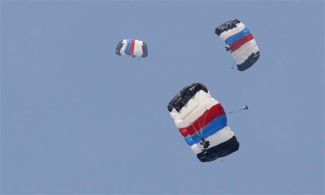 8일 경기 하남시 특전사 고공강하 훈련장에서 열린 특수전사령관배 고공강하 경연대회에 참가한 특수전사령부 대원이 착륙지점을 향해 정밀강하 하고 있다.  정밀강하는 4000피트 상공에서 낙하해 지름 2cm중앙지점에서 1cm 멀어질때마다 1점씩 감점되는 방식으로 점수를 측정하는 대회다. 2022.11.8 뉴스1