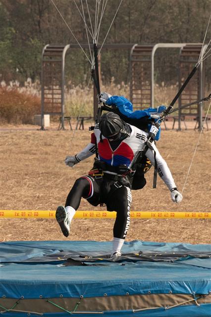 8일 경기 하남시 특전사 고공강하 훈련장에서 열린 특수전사령관배 고공강하 경연대회에 참가한 특수전사령부 대원이 착륙지점을 향해 정밀강하 하고 있다.  정밀강하는 4000피트 상공에서 낙하해 지름 2cm중앙지점에서 1cm 멀어질때마다 1점씩 감점되는 방식으로 점수를 측정하는 대회다. 2022.11.8 뉴스1
