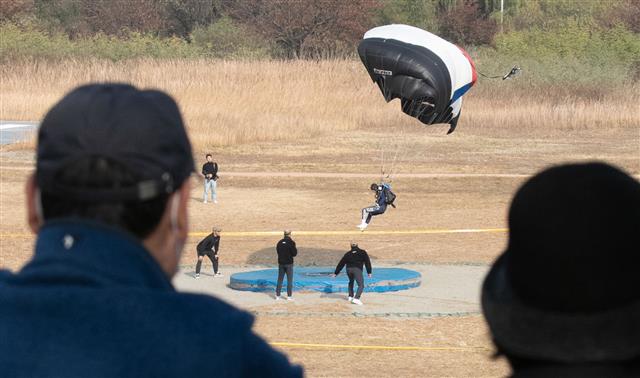 8일 경기 하남시 특전사 고공강하 훈련장에서 열린 특수전사령관배 고공강하 경연대회에 참가한 특수전사령부 대원이 착륙지점을 향해 정밀강하 하고 있다.  정밀강하는 4000피트 상공에서 낙하해 지름 2cm중앙지점에서 1cm 멀어질때마다 1점씩 감점되는 방식으로 점수를 측정하는 대회다. 2022.11.8 뉴스1