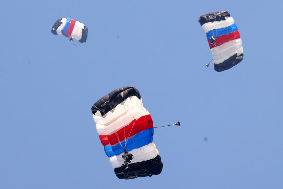 8일 오후 경기 하남시 특전사 고공훈련장에서 열린 제44회 특수전사령관배 고공강하 경연대회에서 참가자들이 강하를 하고 있다. 2022.11.8 연합뉴스