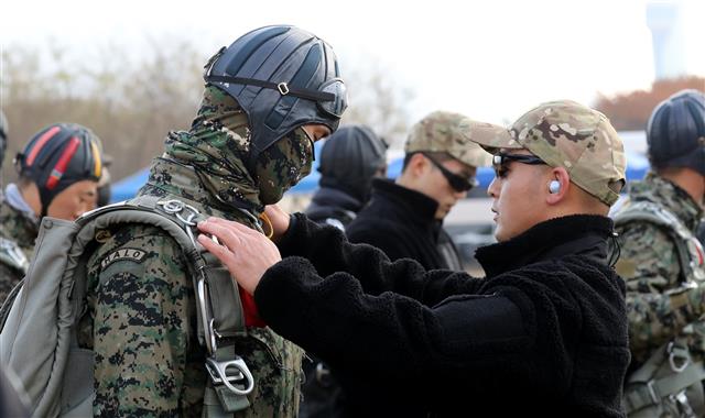 8일 경기 하남시 특전사 고공강하 훈련장에서 열린 특수전사령관배 고공강하 경연대회에 참가한 특수전사령부 대원이 장비 안전 상태를 점검하고 있다.  정밀강하는 4000피트 상공에서 낙하해 지름 2cm중앙지점에서 1cm 멀어질때마다 1점씩 감점되는 방식으로 점수를 측정하는 대회다. 2022.11.8 뉴스1
