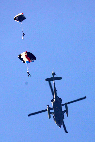 8일 오후 경기 하남시 특전사 고공훈련장에서 열린 제44회 특수전사령관배 고공강하 경연대회에서 참가자들이 강하를 하고 있다. 2022.11.8 연합뉴스