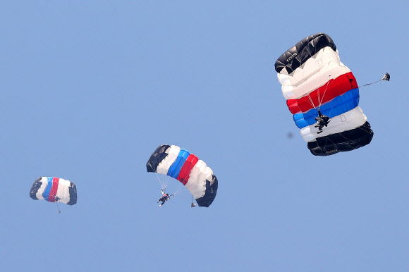 8일 오후 경기 하남시 특전사 고공훈련장에서 열린 제44회 특수전사령관배 고공강하 경연대회에서 참가자들이 강하를 하고 있다. 2022.11.8 연합뉴스