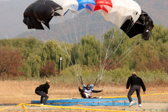 8일 오후 경기 하남시 특전사 고공훈련장에서 열린 제44회 특수전사령관배 고공강하 경연대회에서 참가자가 강하를 하고 있다. 2022.11.8 연합뉴스