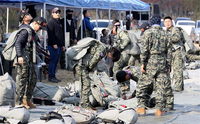 8일 경기 하남시 특전사 고공강하 훈련장에서 열린 특수전사령관배 고공강하 경연대회에 참가한 특수전사령부 대원들이 강하에 앞서 장비를 점검하고 있다. 정밀강하는 4000피트 상공에서 낙하해 지름 2㎝중앙지점에서 1㎝ 멀어질때마다 1점씩 감점되는 방식으로 점수를 측정하는 대회다. 2022.11.8 뉴스1